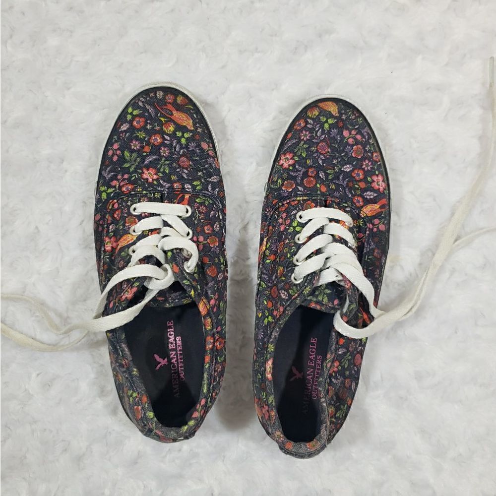 American Eagle size 6 sneaker with floral wildflowers and bird print 🐦 🌼